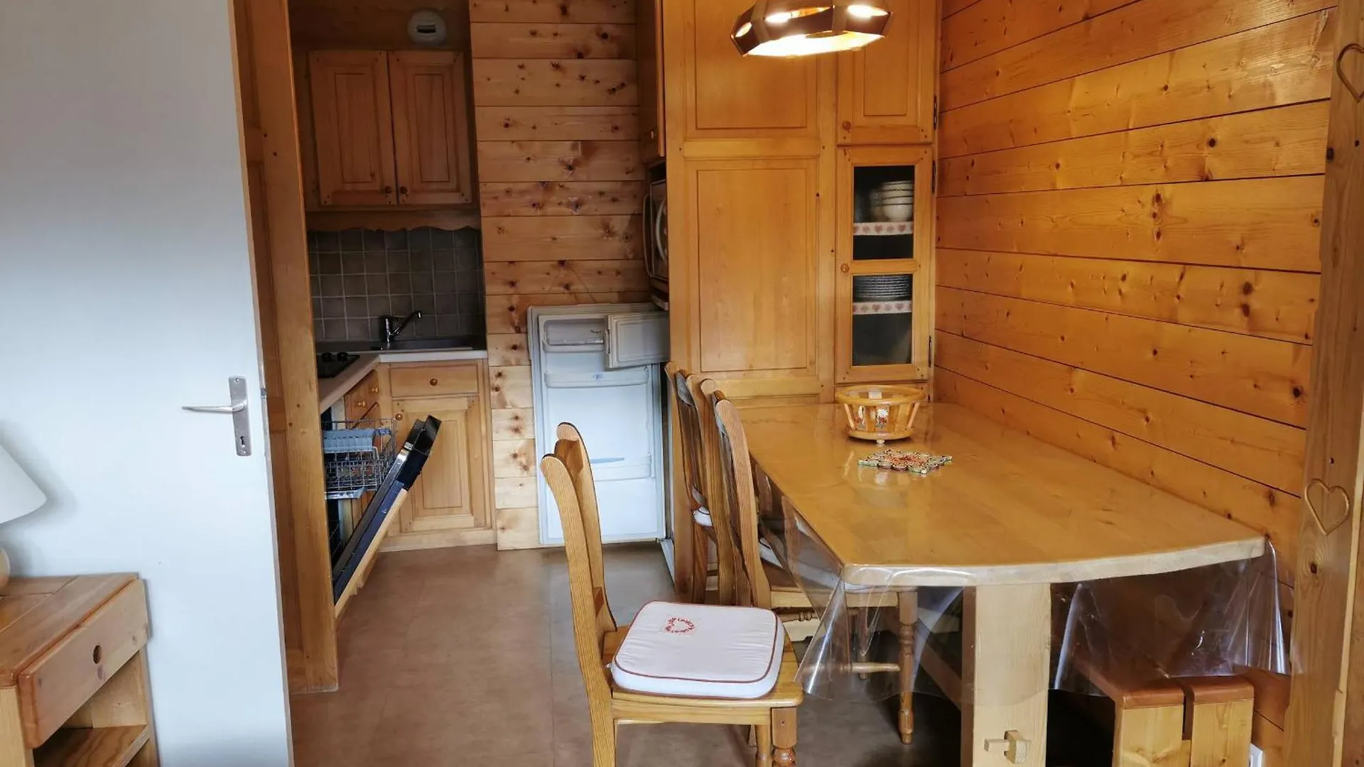 Appartement Familial A Meribel, Proche Des Pistes, Balcon Et Casier A Skis - Fr-1-355-37 0*, Meribel